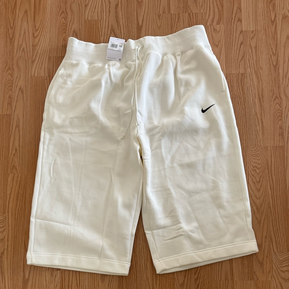 NWT Brand new with tags  NIKE cropped sweat pants